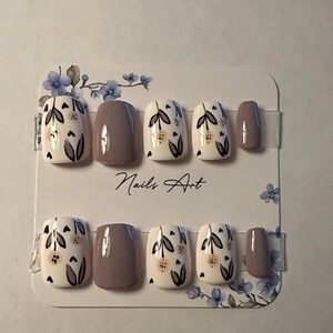 Press-On 24pcs Floral Nail Art Set in White and Purple